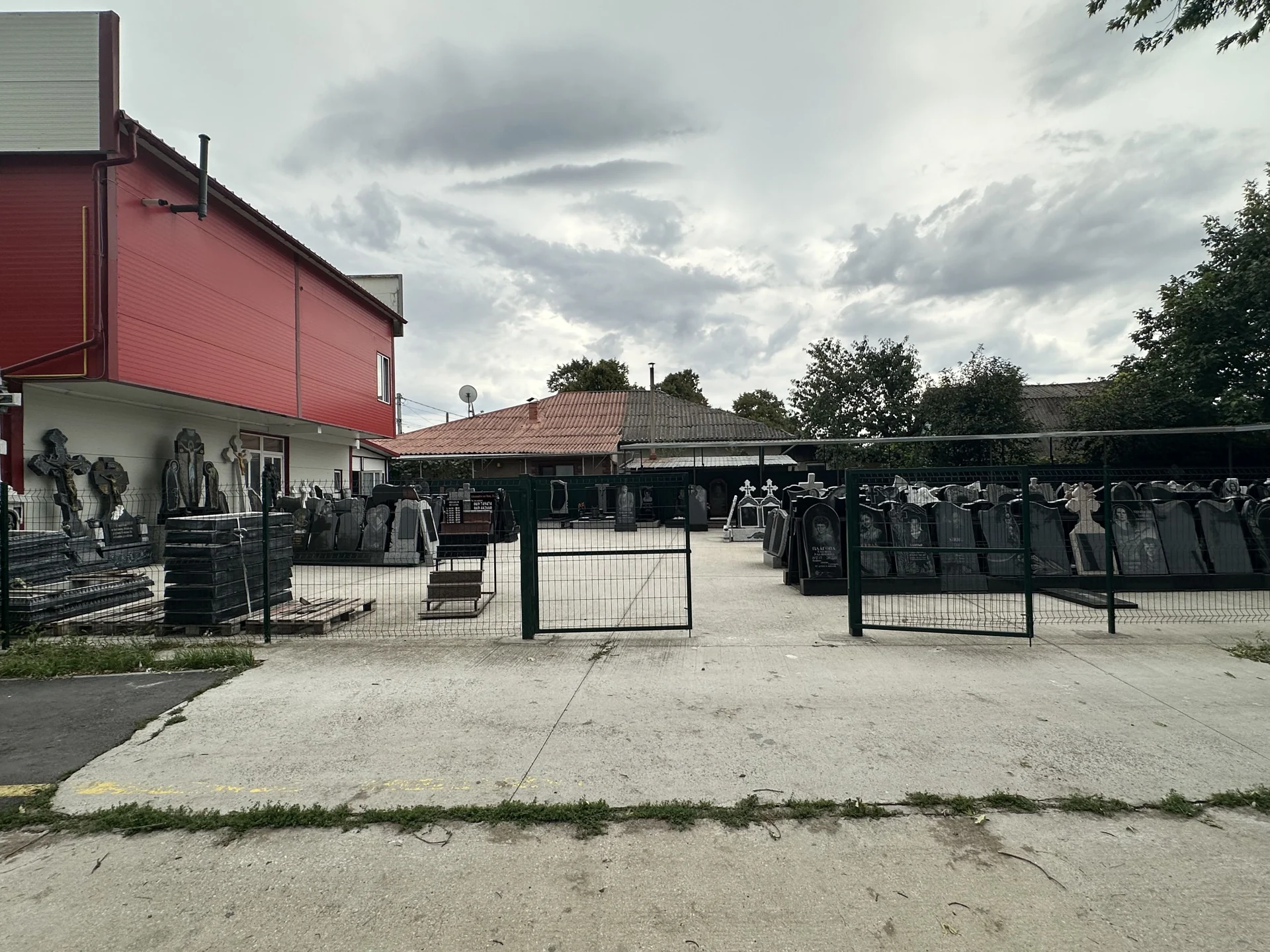 Intrarea în magazinul Monumente Rituale de pe str. Alexandru cel Bun, 31